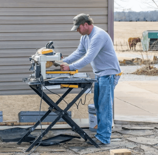 Buildet craftsman at work on site